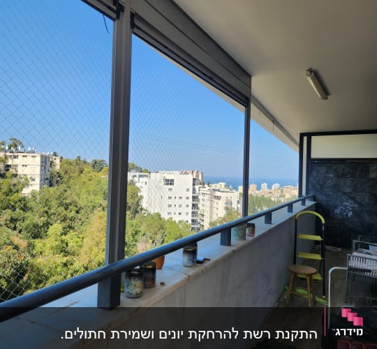 התקנת רשת שקופה נגד יונים במרפסת